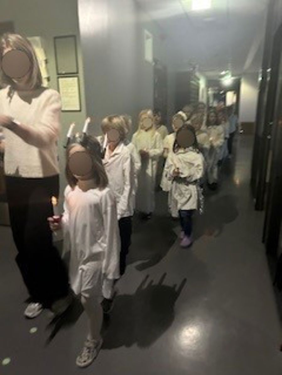 en gruppe barn i et rom