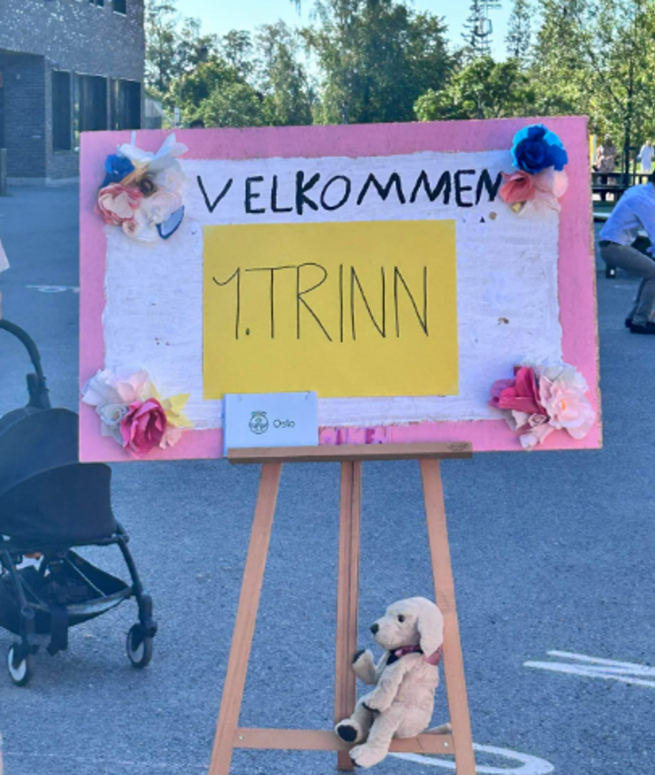 et skilt med en bamse på