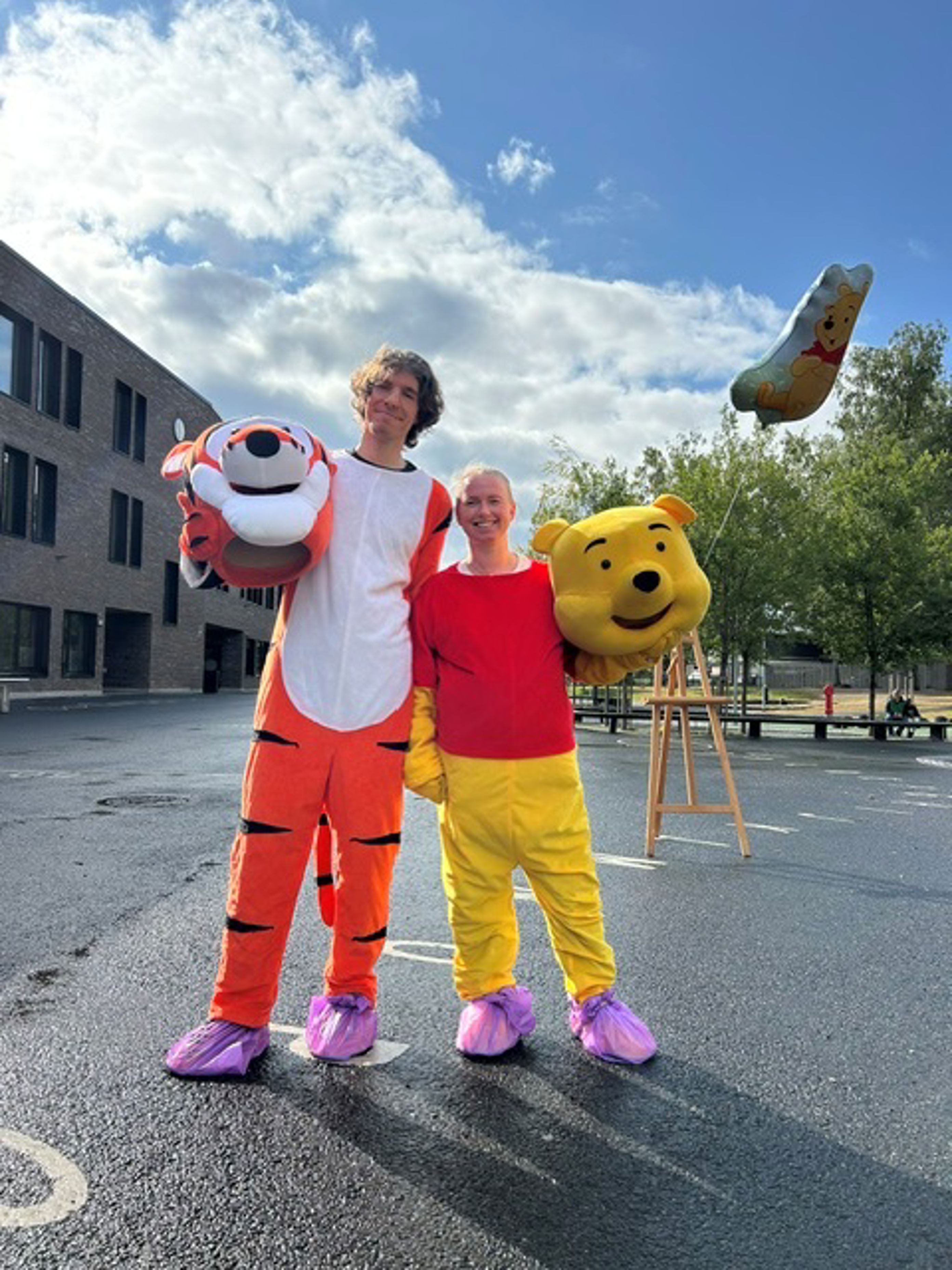 et barn og et barn som står ved siden av en person i et plagg et barn og et barn som står ved siden av en person i et plagg