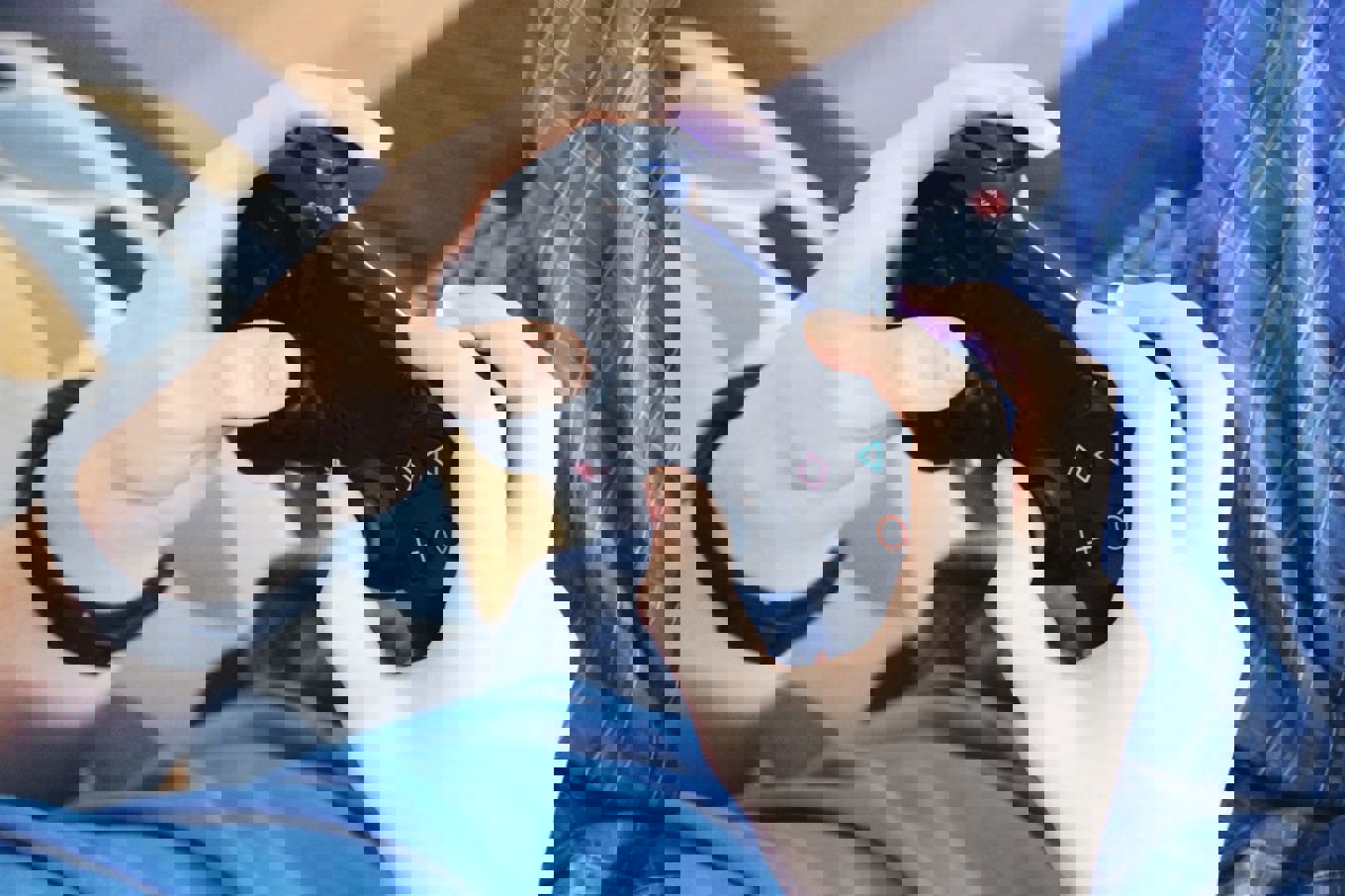 en person som holder en spillkontroller