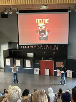 En person og en person på scenen