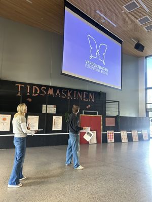 en person og en person som ser på en stor skjerm
