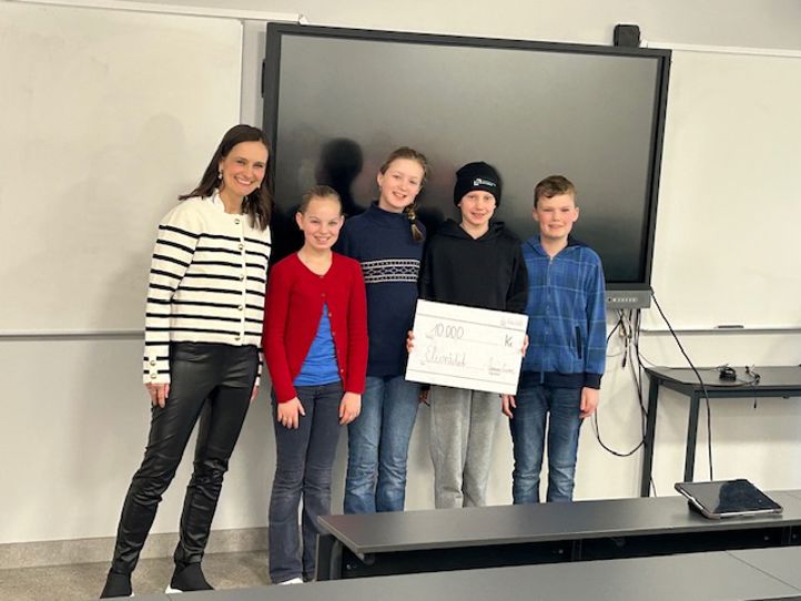 en gruppe mennesker som poserer for et bilde