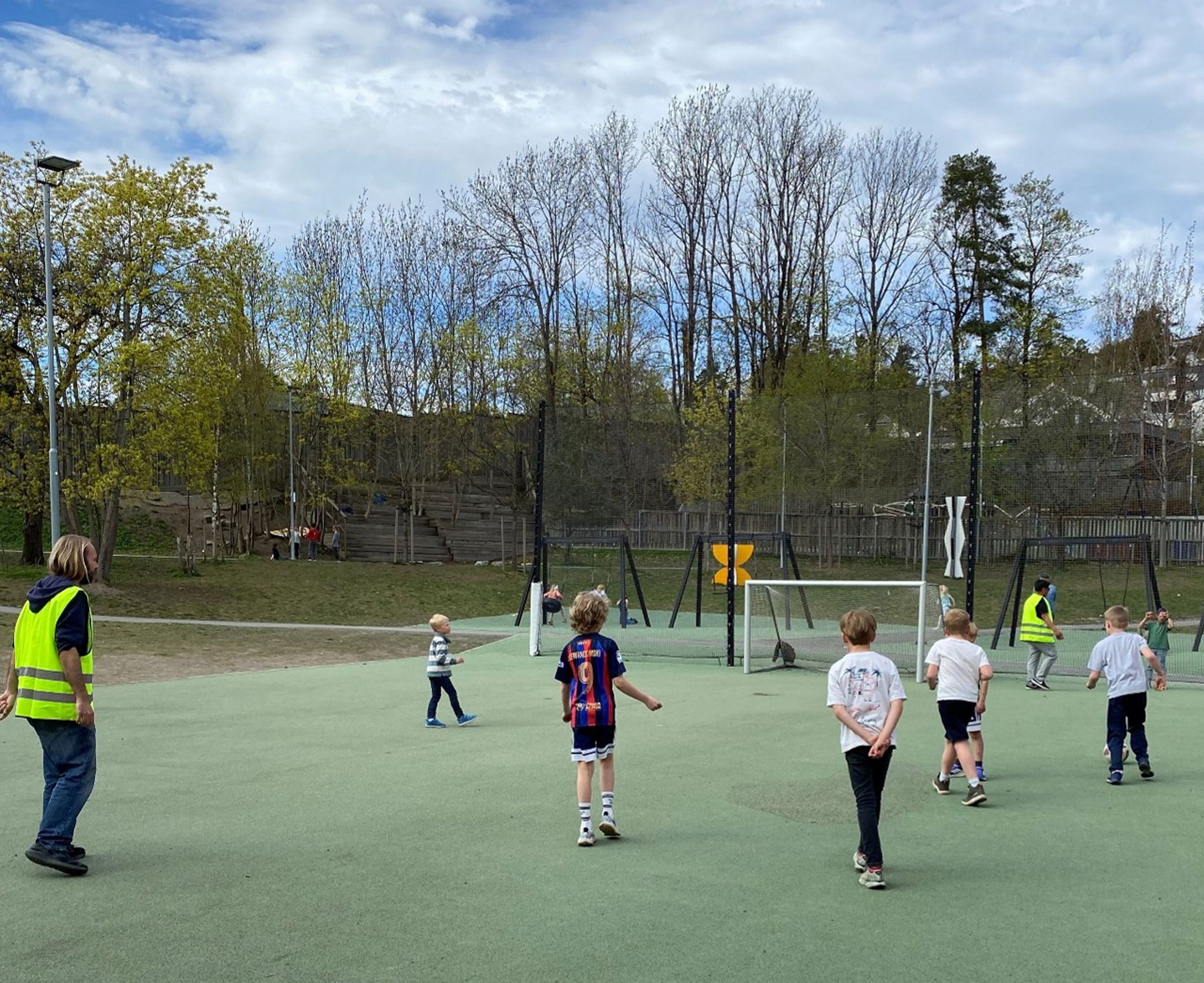 En gruppe barn som spiller fotball