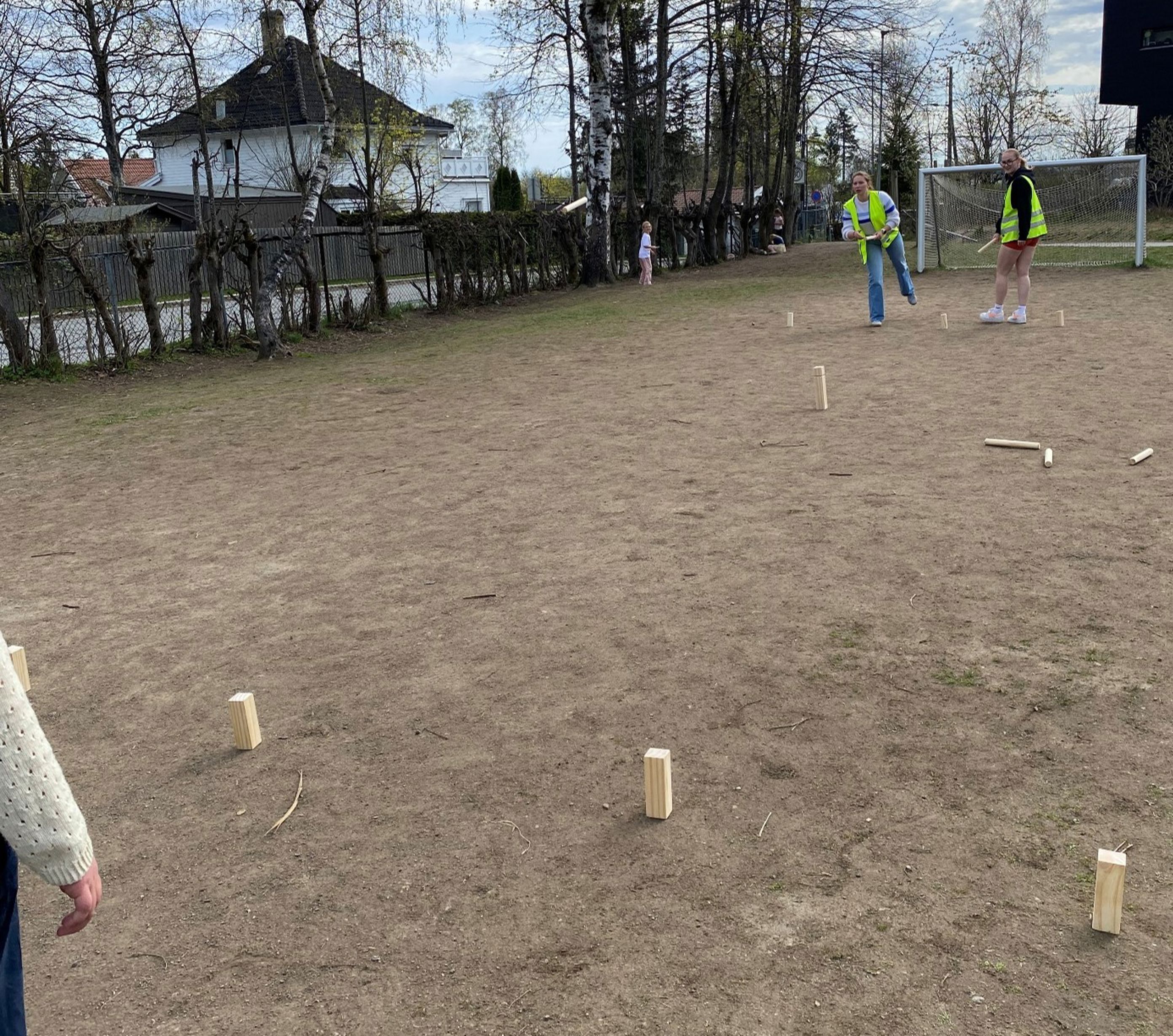en gruppe mennesker som leker på en jordbane