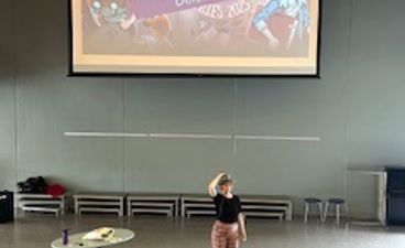 en person som står foran en projeksjonsskjerm