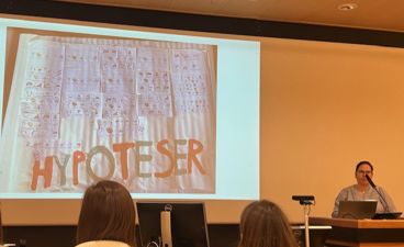 en person som taler på et podium