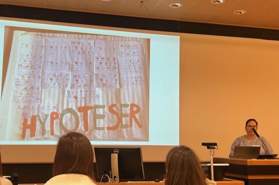 en person som taler på et podium