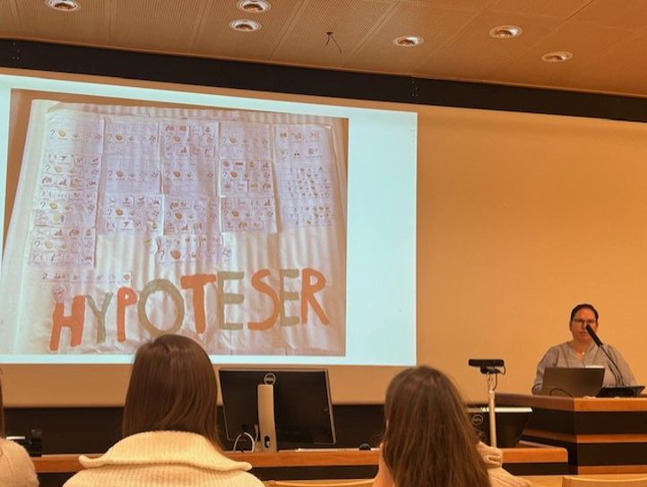 en person som taler på et podium en person som taler på et podium