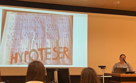 en person som taler på et podium en person som taler på et podium