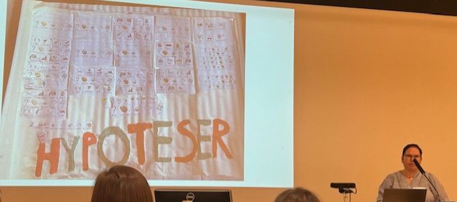 en person som taler på et podium en person som taler på et podium