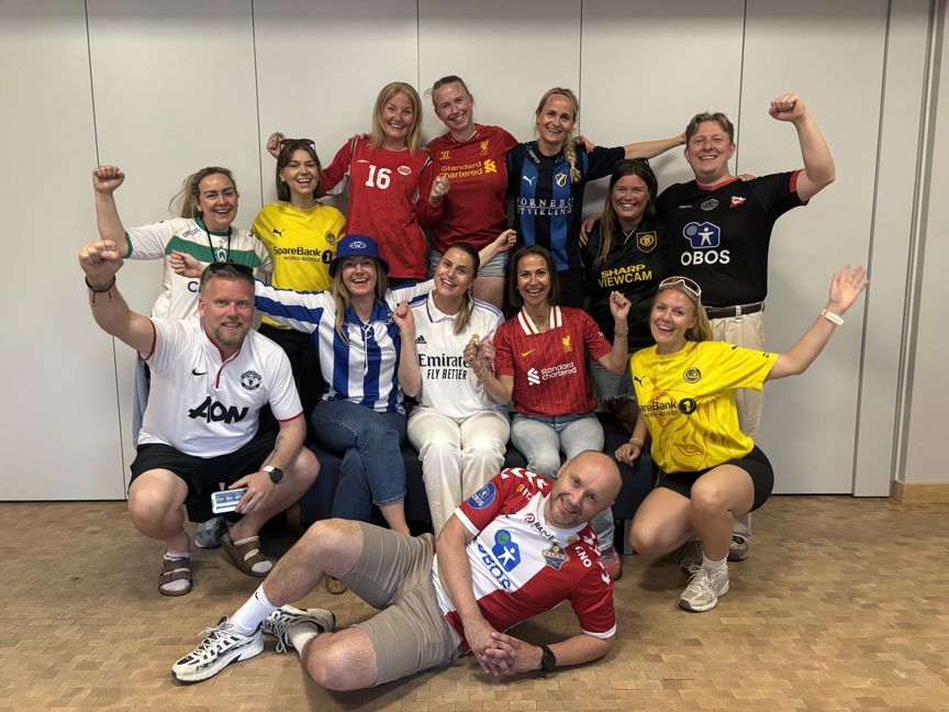 en gruppe mennesker som poserer for et bilde