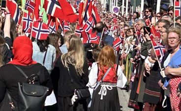 en gruppe mennesker som holder flagg