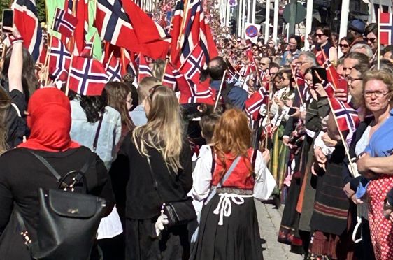 en gruppe mennesker som holder flagg