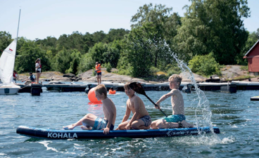 En gruppe mennesker på en flåte