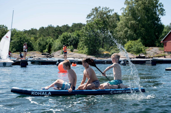 En gruppe mennesker på en flåte