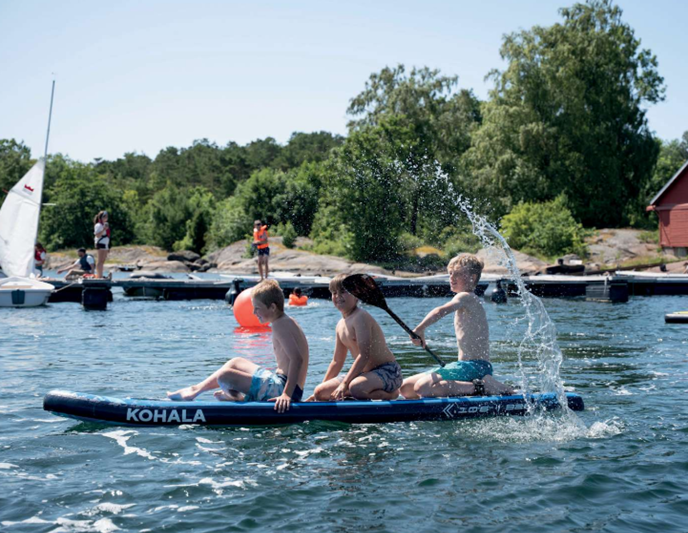 En gruppe mennesker på en flåte