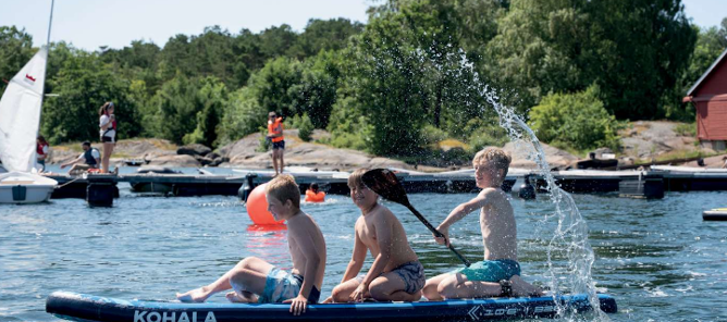 En gruppe mennesker på en flåte En gruppe mennesker på en flåte
