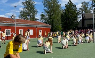 en gruppe personer som spiller et spill
