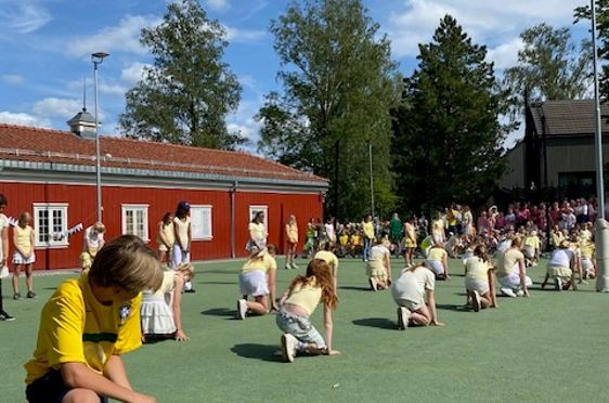 en gruppe personer som spiller et spill