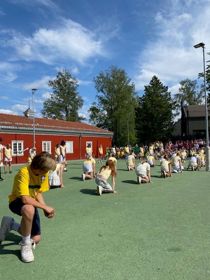en gruppe personer som spiller et spill