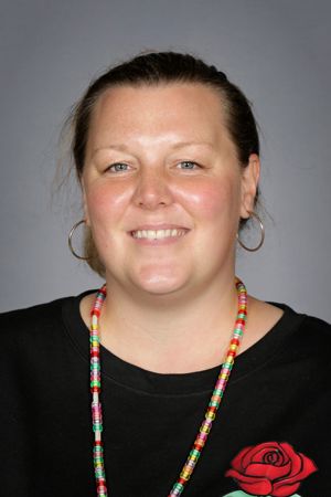 en person som smiler til kameraet en person som smiler til kameraet