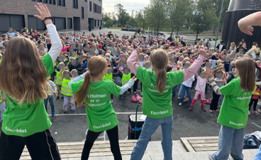En gruppe barnr i grønne skjorter