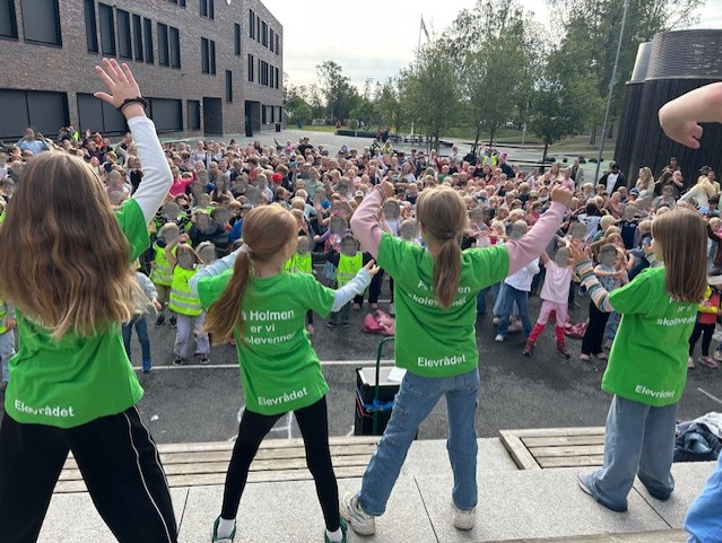 En gruppe barnr i grønne skjorter En gruppe barnr i grønne skjorter