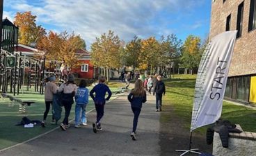 en gruppe mennesker som går på en gate med et flagg