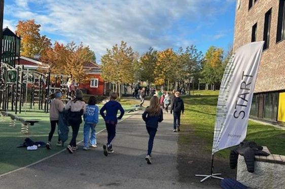 en gruppe mennesker som går på en gate med et flagg