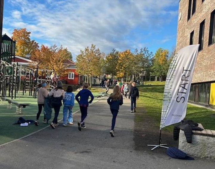en gruppe mennesker som går på en gate med et flagg en gruppe mennesker som går på en gate med et flagg