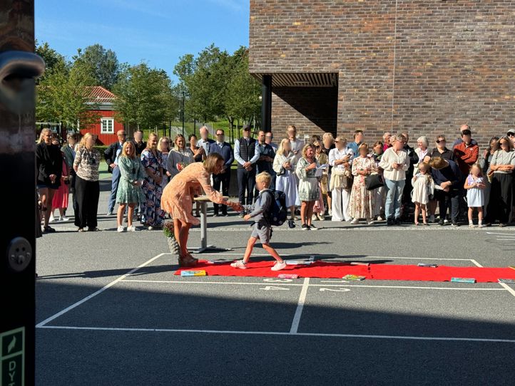 to personer i klær som danser foran en folkemengde