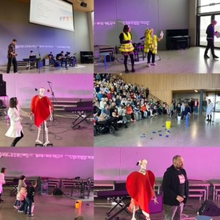 en gruppe personer i et rom