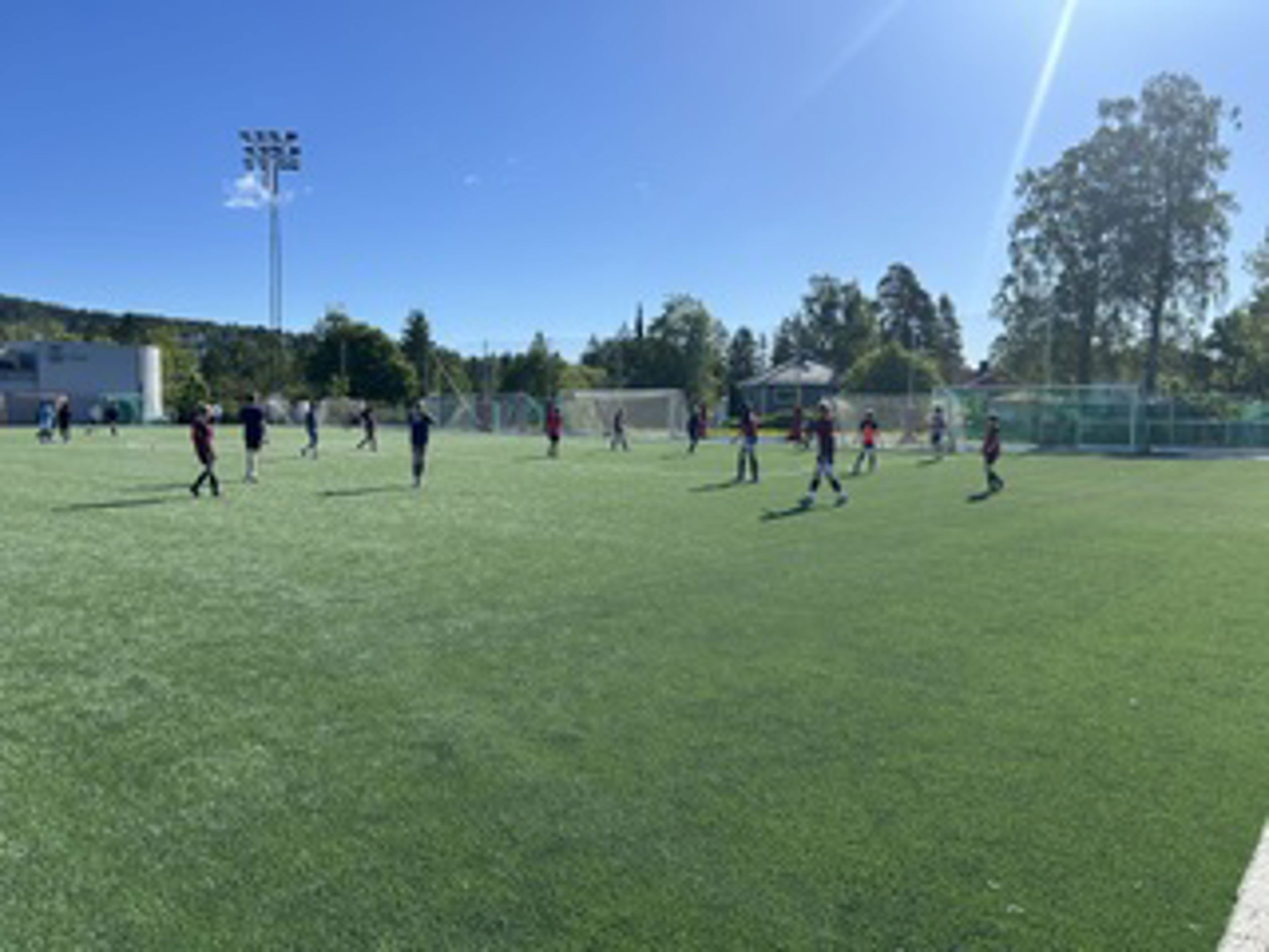en gruppe mennesker som spiller fotball
