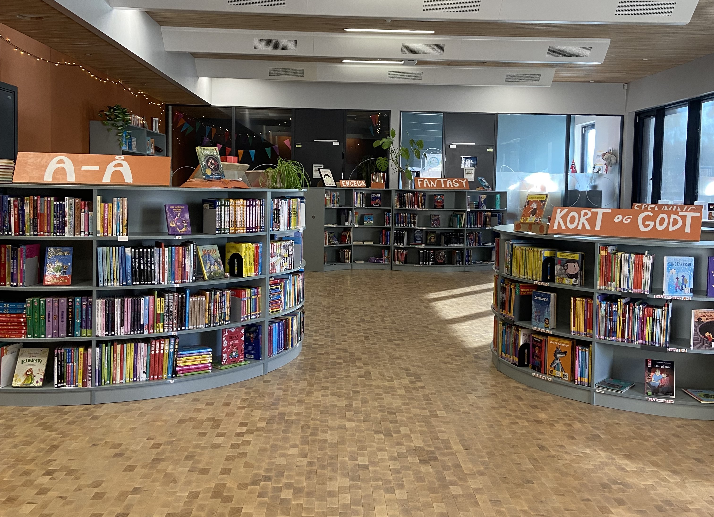 et bibliotek med hyller av bøker
