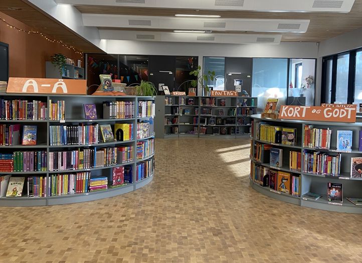 et bibliotek med hyller av bøker