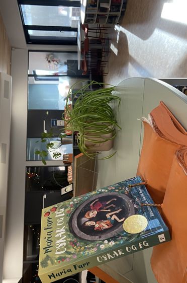 et rom med en sofa og en plante