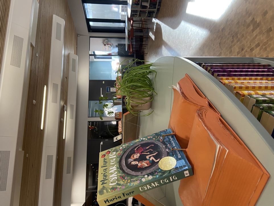 et rom med en sofa og en plante