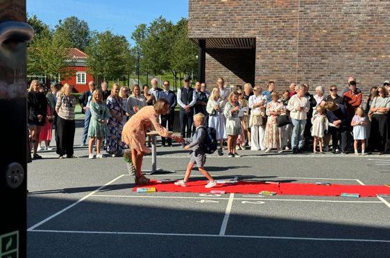 to personer i klær som danser foran en folkemengde