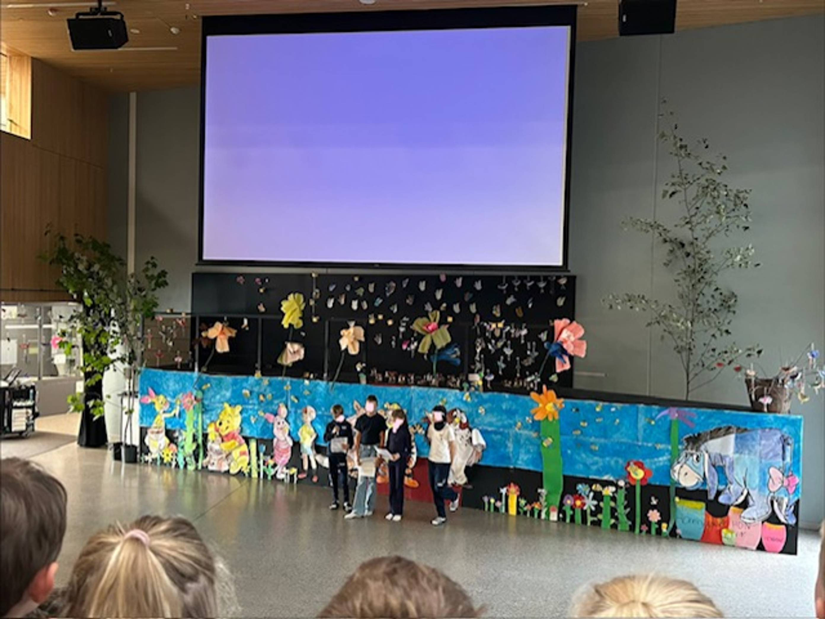 en gruppe mennesker på en scene